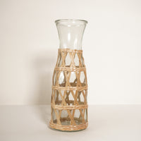 Carafe en verre et rotin