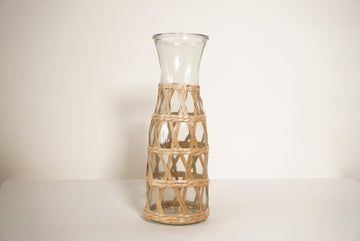 Carafe en verre et rotin