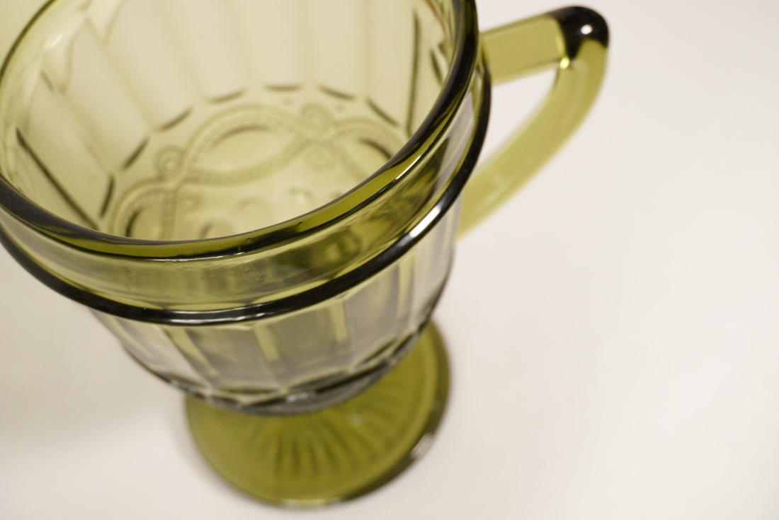 Carafe verte en verre